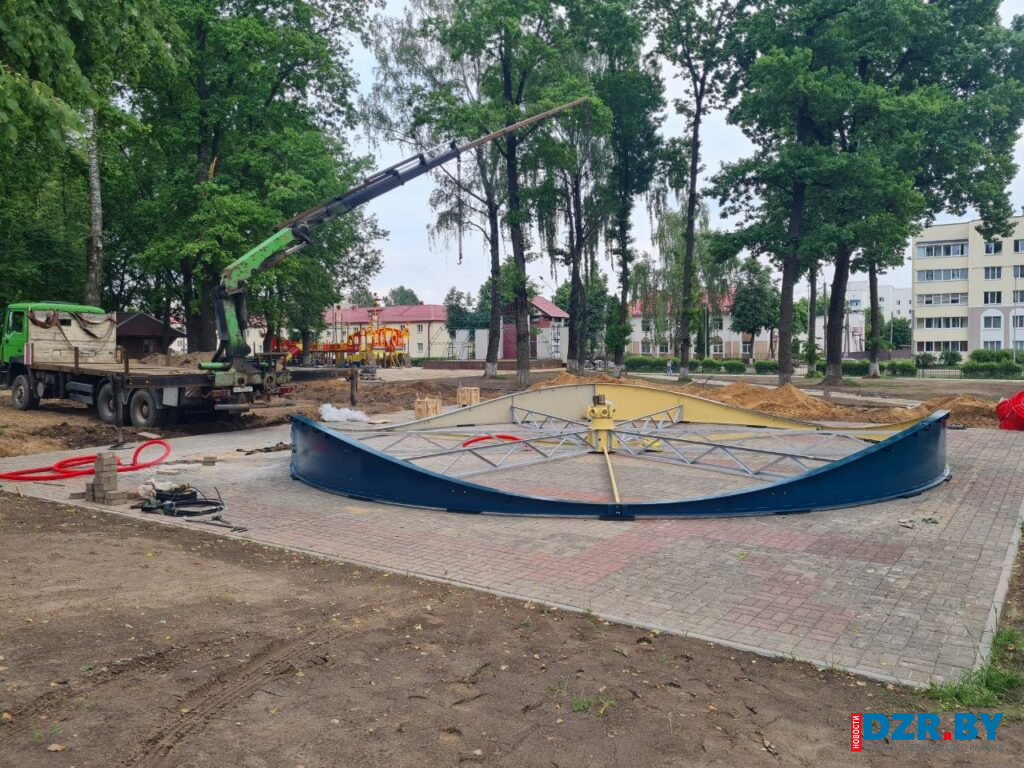 В детском парке Дзержинска начался монтаж нового аттракциона