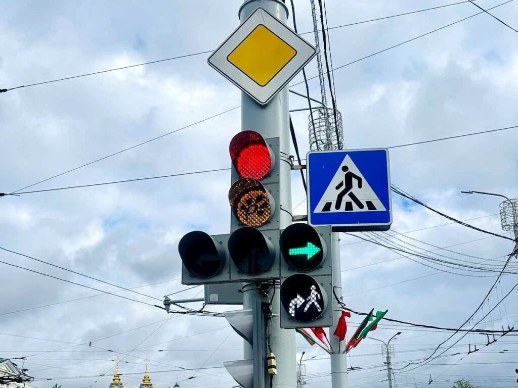 На перекрестках в Витебске появились светофоры с изображением василька