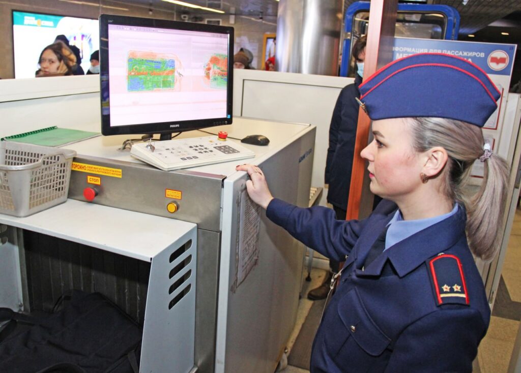 Могут ли проверять карманы во время досмотра в метро — ответили в Минском метрополитене