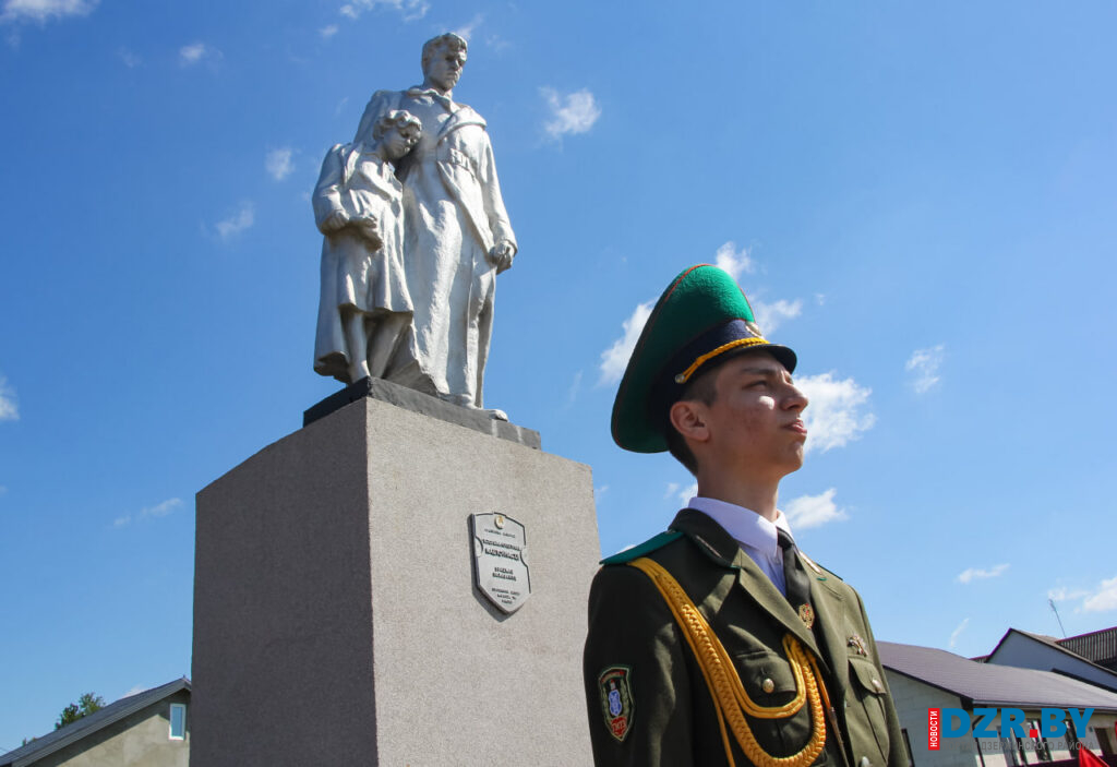 Дзержинск почтил память героев в День Независимости и день рождения города