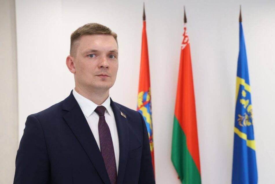 Глава района Никита Реут поздравляет спасателей с профессиональным праздником