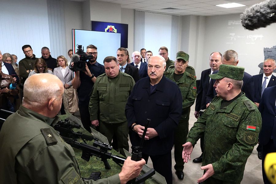 «Основа любой армии». Президент посетил уникальное производство белорусского стрелкового оружия