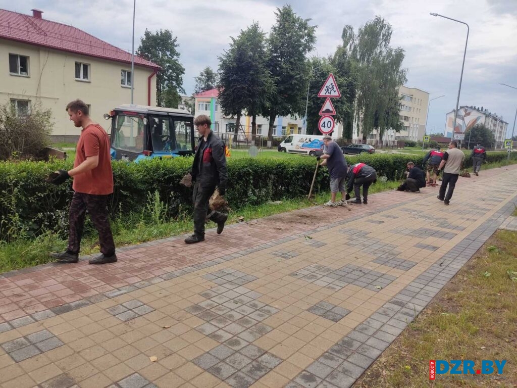 В Дзержинске прошел субботник по благоустройству города в преддверии областных «Дажынак-2026»