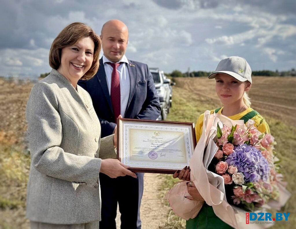 Хрупкая, но сильная: Наталья Кочанова вручила благодарность молодой девушке-механизатору из Дзержинского района