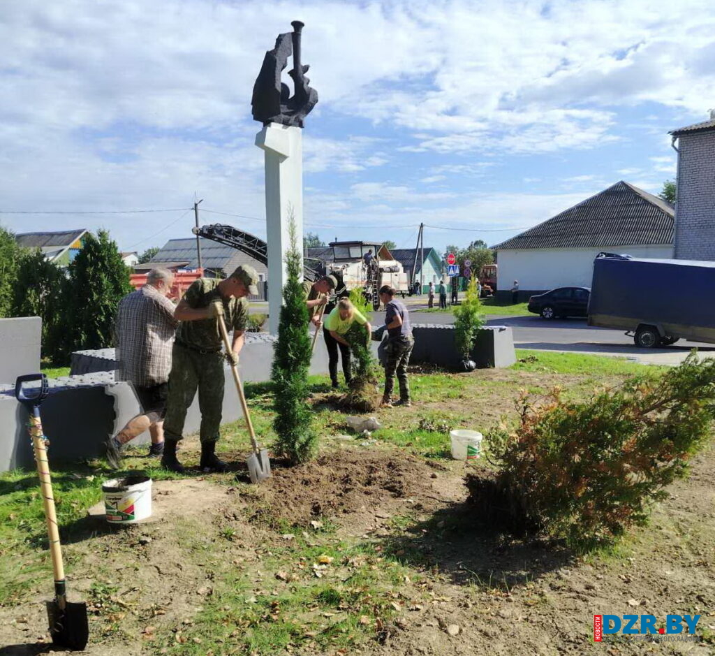 Последние штрихи. В Станьково приступили к озеленению мемориала Героя Советского Союза Марата Казея