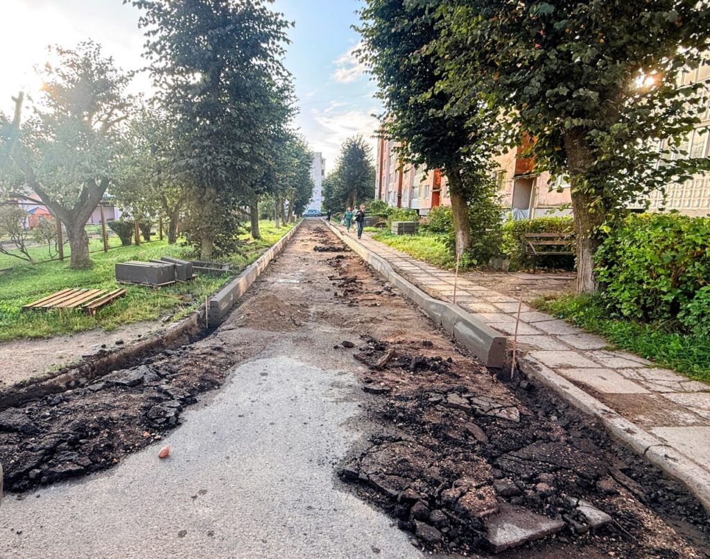 У жилого дома номер 3 на улице Заводской в Фаниполе начался ремонт придомовой территории