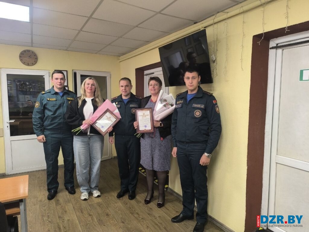 В Дзержинском районном отделе по ЧС поздравили матерей сотрудников