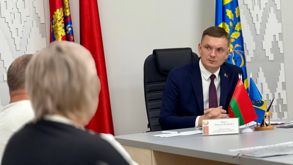 Бездомные собаки, каток на площади и жилье для многодетных. О чем говорили на приеме граждан у главы района
