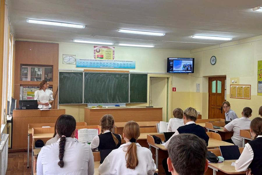 Как поступить и учиться на журфаке: выпускница гимназии-1 Дзержинска встретилась со старшеклассниками