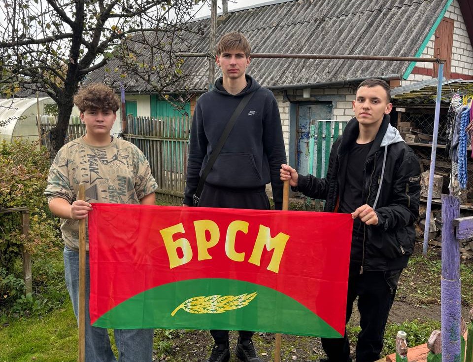 Учащиеся Дзержинского колледжа помогли пожилому человеку убрать участок
