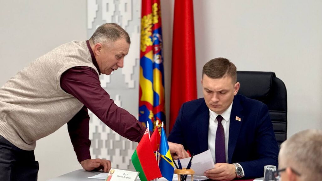 Прием граждан в Дзержинске: Никита Реут потребовал до конца недели отремонтировать дорогу и навести порядок