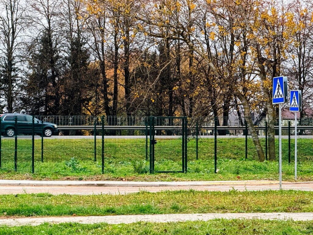 В Фаниполе построили новую площадку для выгула собак — седьмую по счету