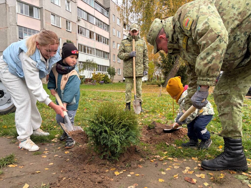 Коммунальная служба и военнослужащие озеленили дворы Дзержинска
